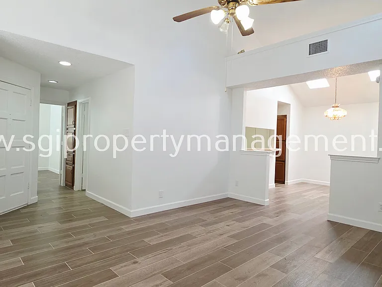 2408 Centaurus Dr — Photo 3