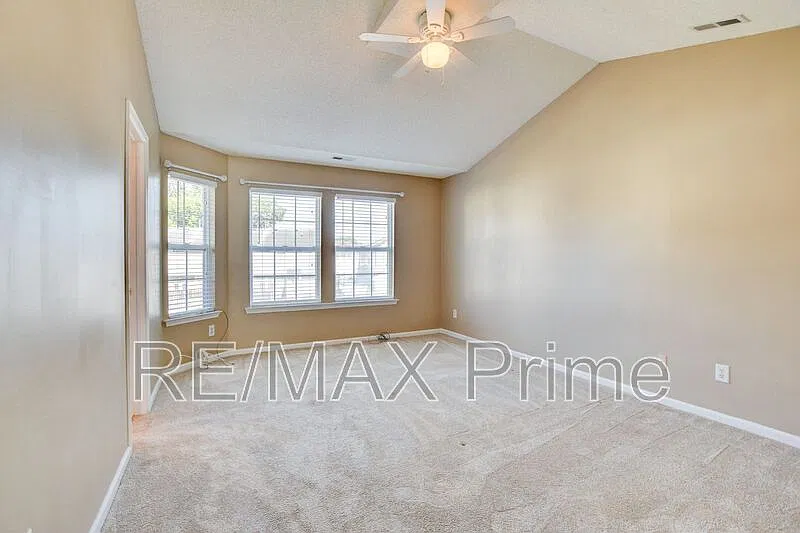 3 bed, 2.0 bath, 2310 sqft, $2,295 — Photo 3