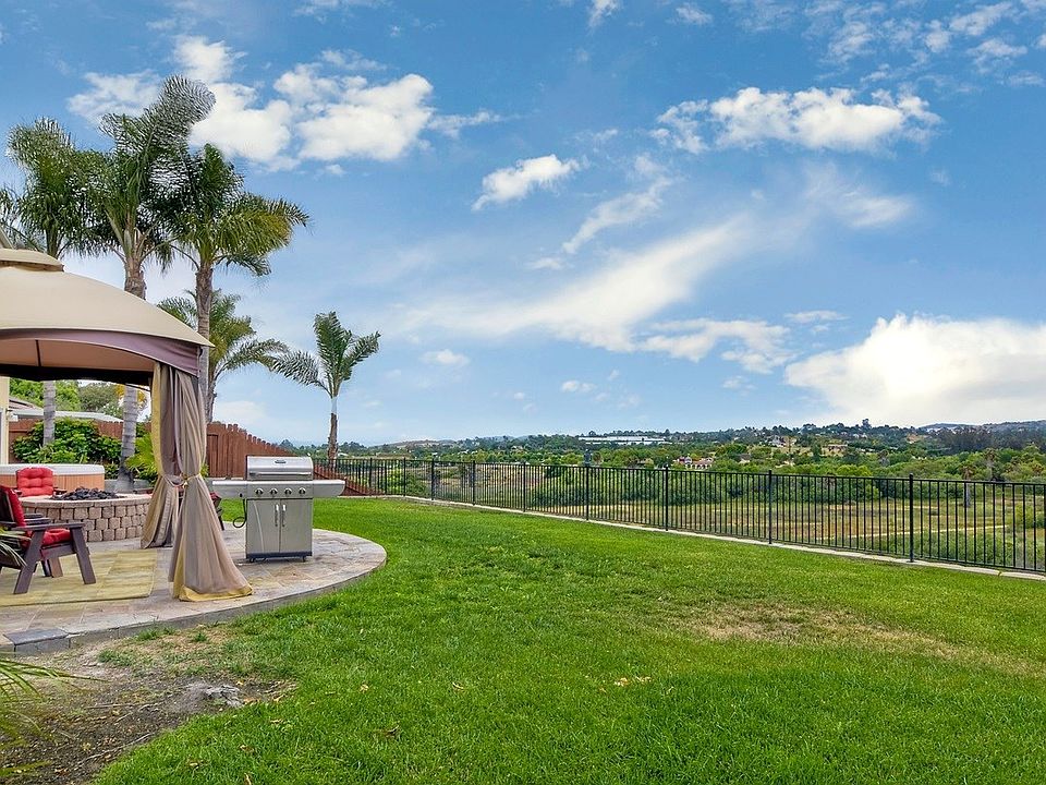 A wonderful backyard to enjoy this fantastic view!!