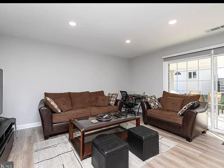 2162 Conwell Ave — Photo 6