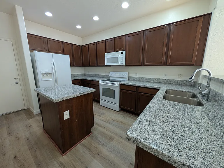 15240 N 142nd Ave #1091 — Photo 5