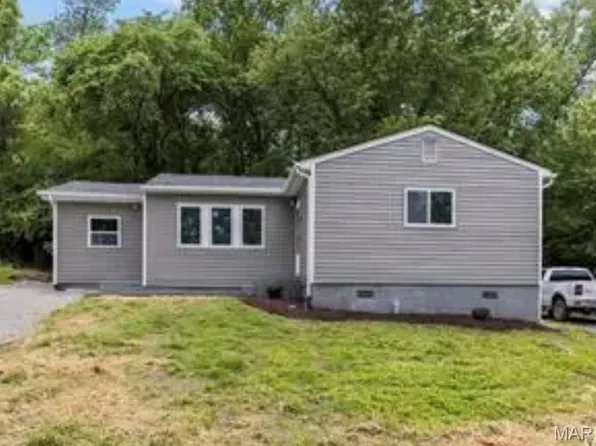 834 Young Dr, Fenton, MO 63026