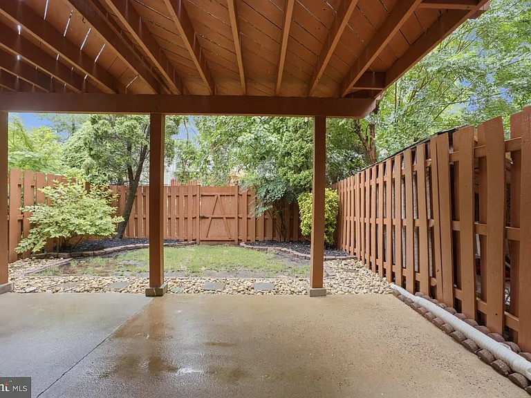 7035 Kings Manor Dr — Photo 48
