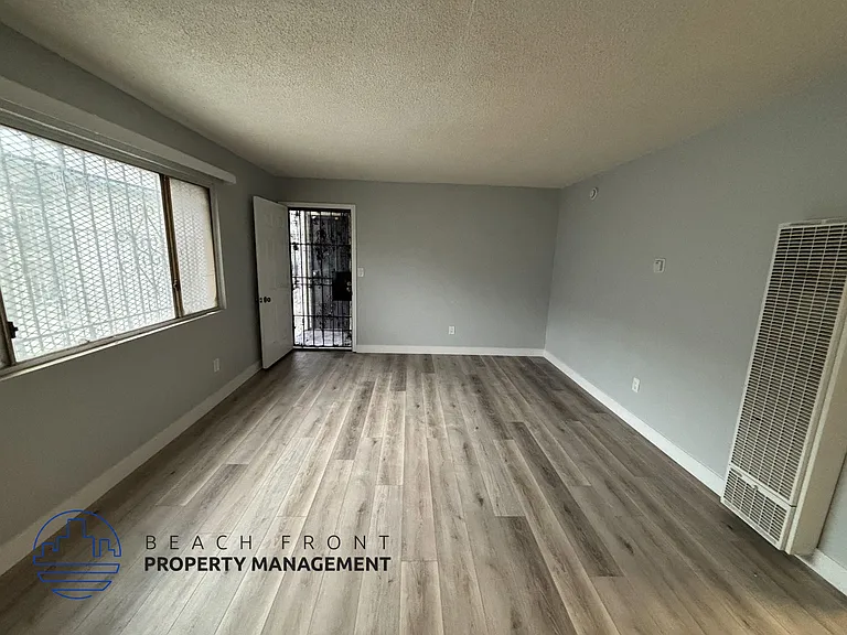8633 Orchard Ave — Photo 10