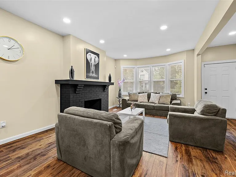 3196 Helen St — Photo 6