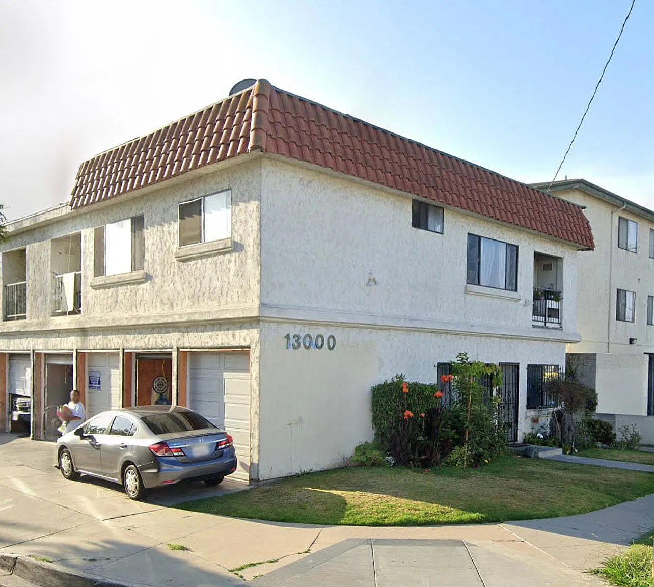 2 bed, 900 sqft, $2,400 — Photo 1