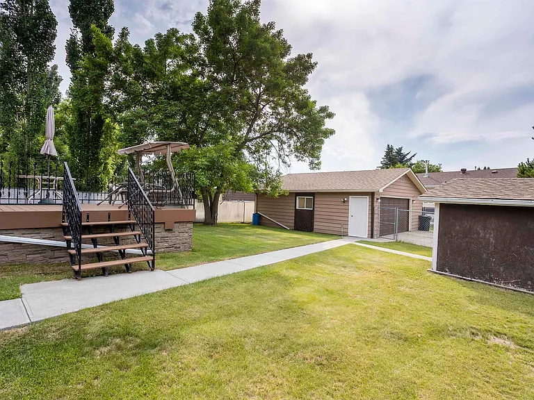 48 Greystone Dr — Photo 3