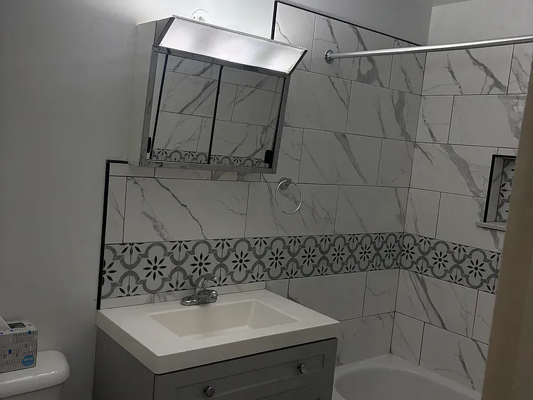 1734 W 28th St #106 — Photo 23