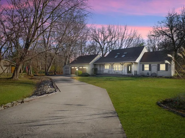 1705 Lake Shore Dr, Mahomet, IL 61853