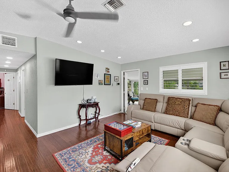 300 SW 25th Ave — Photo 10