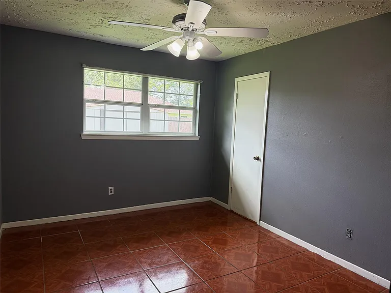 10606 Kirkshire Dr — Photo 15