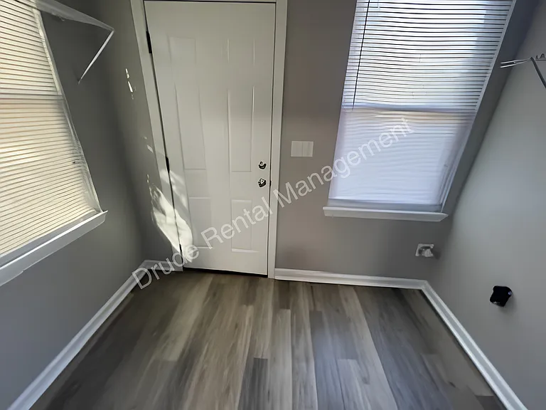 809 E Thomas St — Photo 10
