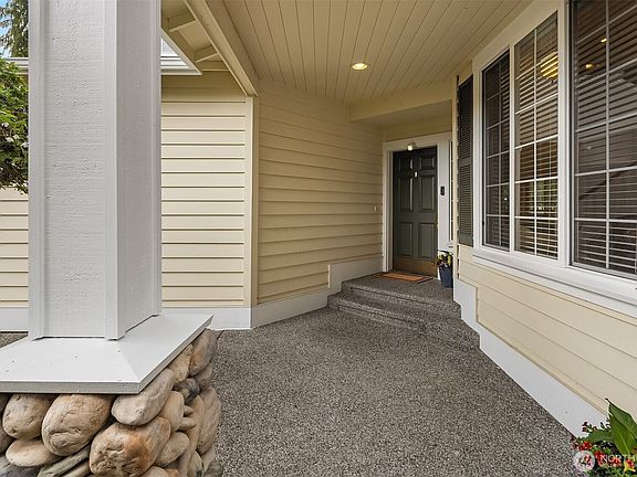 4th image of 1102 185th Street SE
