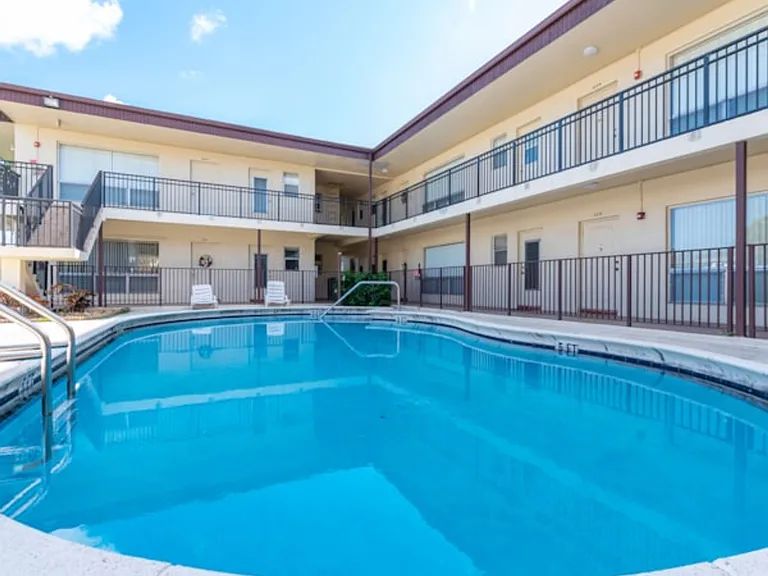 532 S Crescent Dr Hollywood, FL 33021 — Photo 2