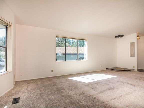 4th image of 1005 SE Laurelwood Pl