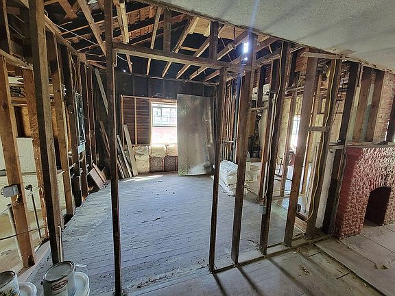 3rd image of 603 E 3rd St