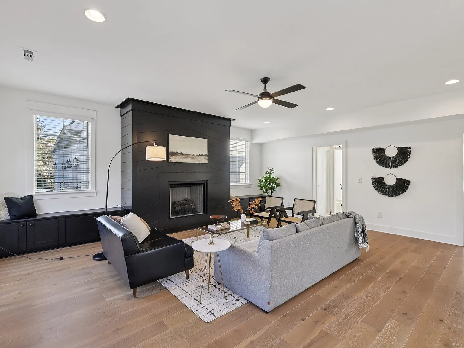 3 bed, 3.5 bath, 3001 sqft, $6,000 — Photo 2