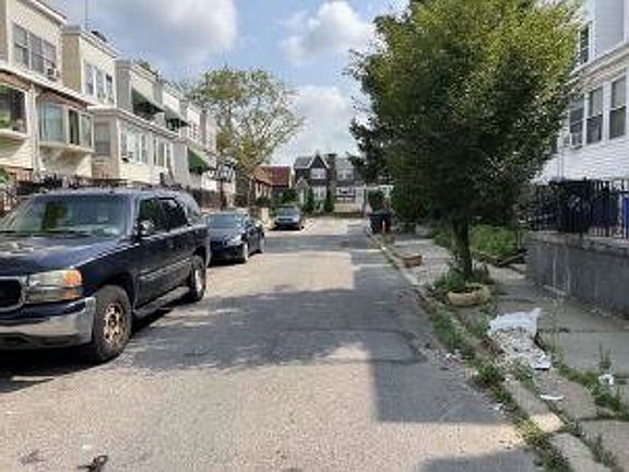 Exterior Neighborhood (street photo)