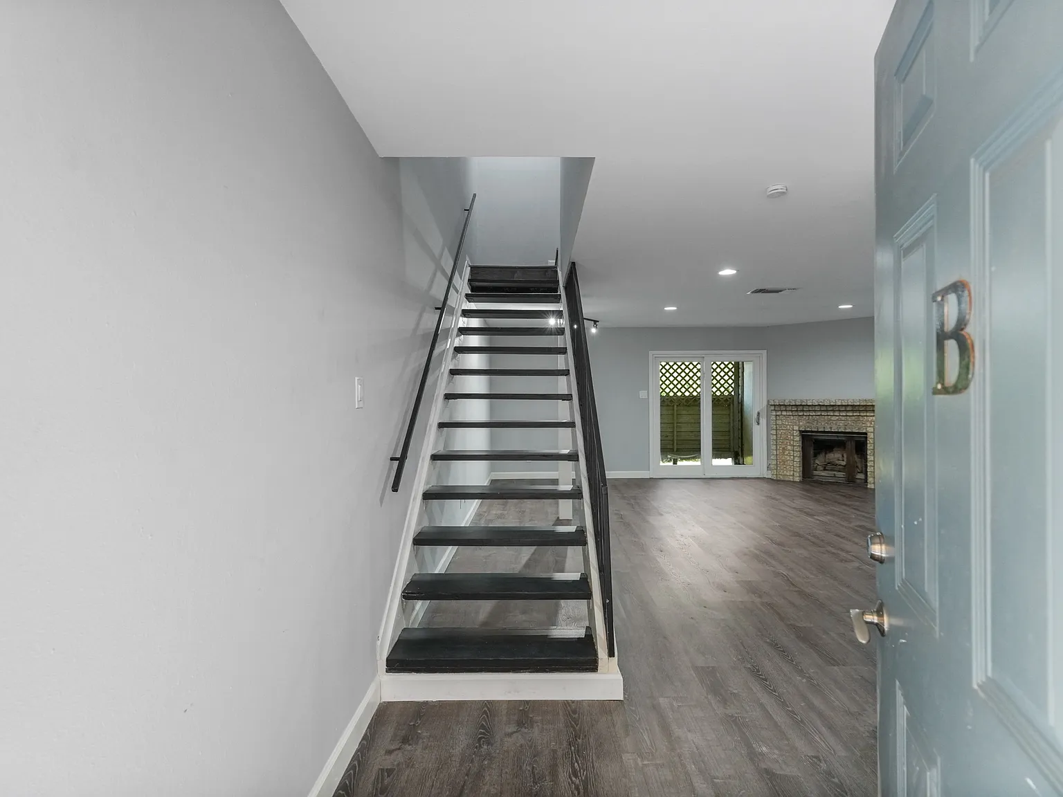 2406 Capitan Dr — Photo 1