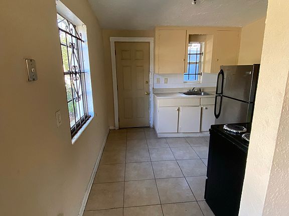 3rd image of 1598 W 23rd St