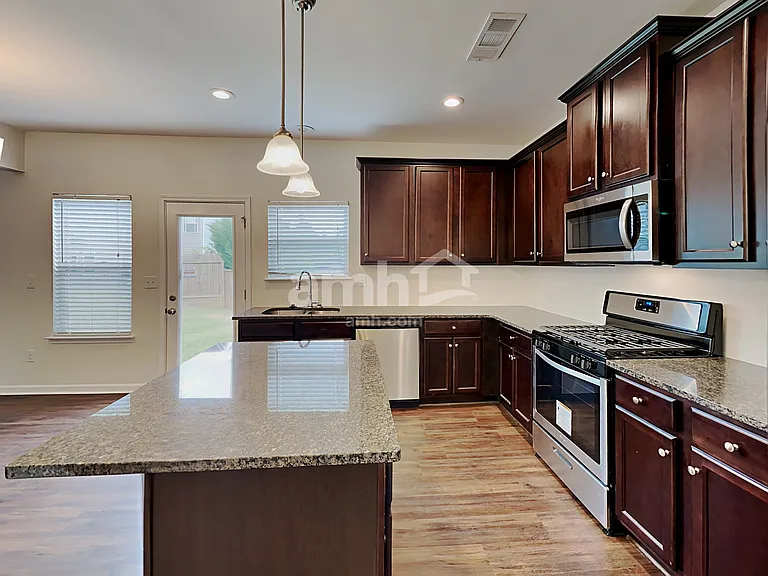 1157 Paramount Dr — Photo 3