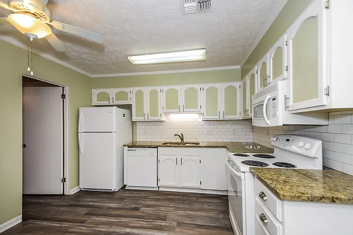 3 bed, 2.0 bath, 2160 sqft, $1,905 — Photo 4
