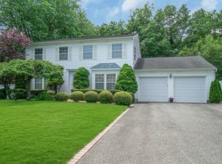 11 Barbera Rd, Commack, NY 11725