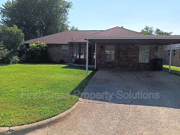 1205 S Howard Ave — Photo 1