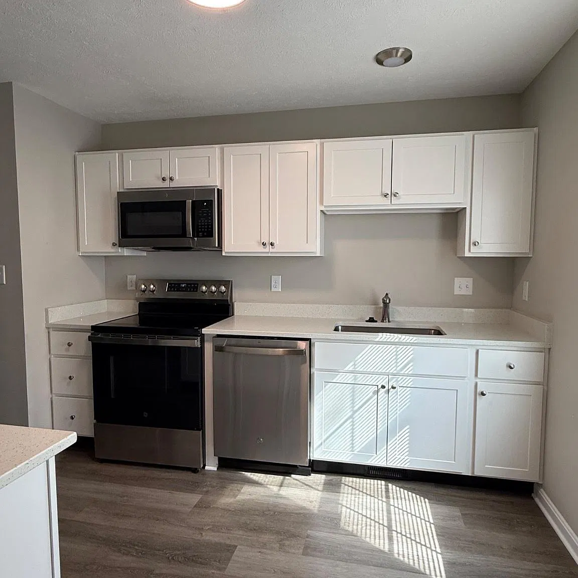 2 bed, 1.5 bath, 1040 sqft, $1,575 — Photo 2