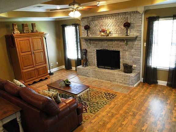 Nice Wood Laminate Flooring, Crown Molding & Double Tray Ceiling.