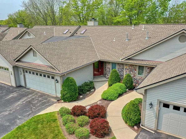 499 Sunset TRAIL, Hartland, WI 53029
