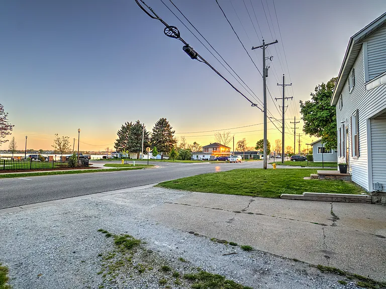 116 S Park St — Photo 36