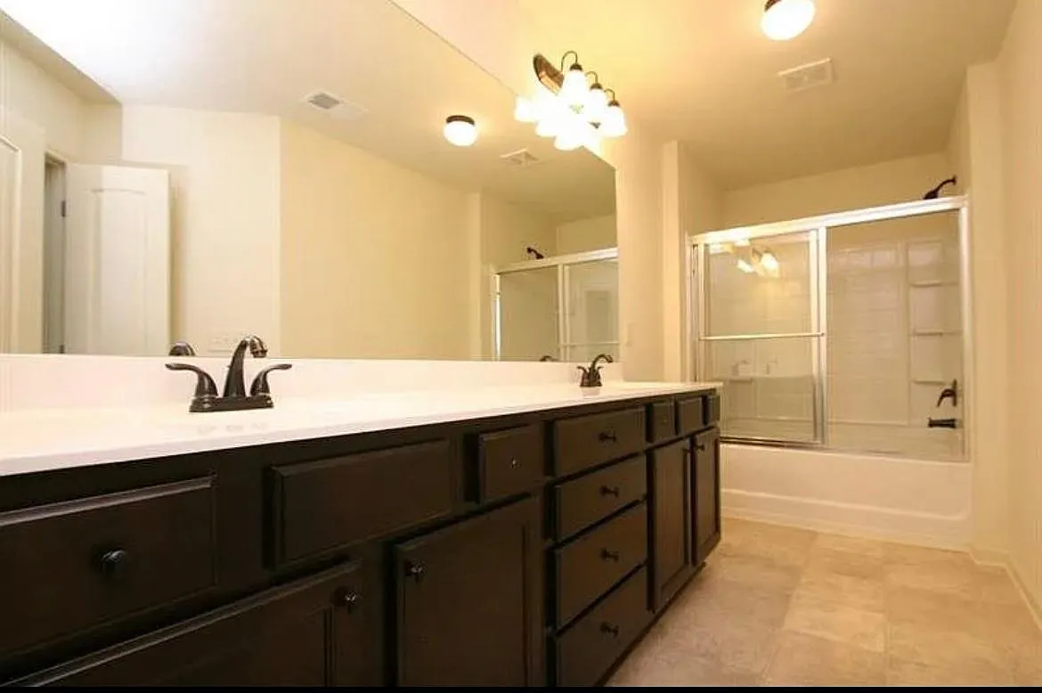 3 bed, 1629 sqft, $2,300 — Photo 4