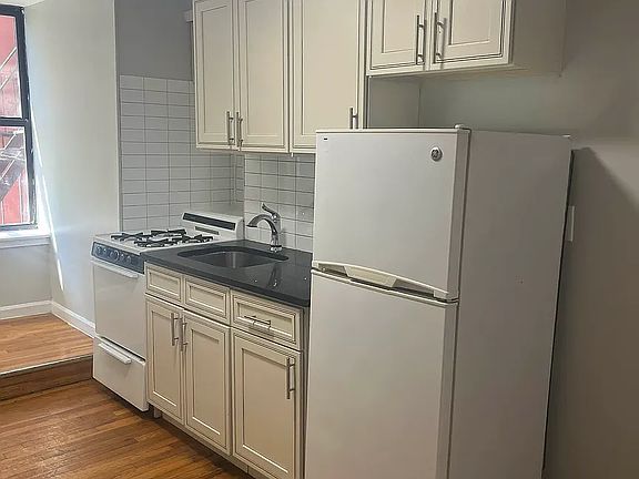 4th image of 352 E 9th St APT 4