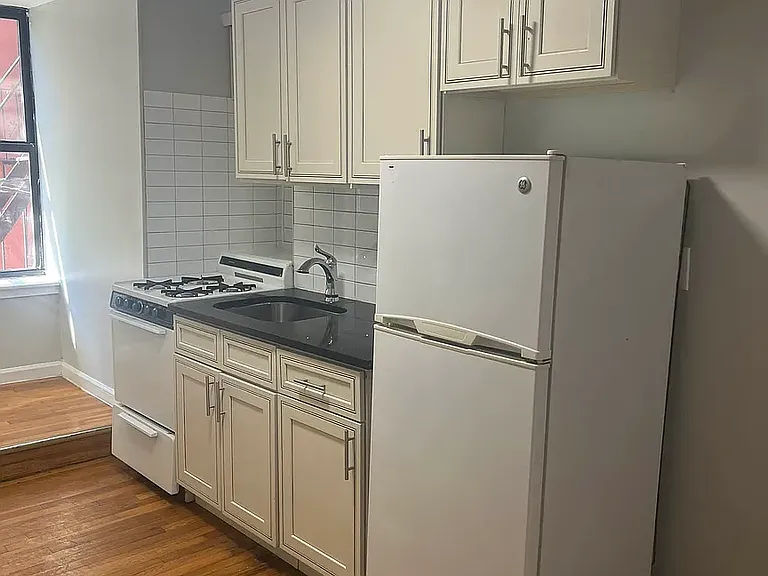 352 E 9th St #4 — Photo 4