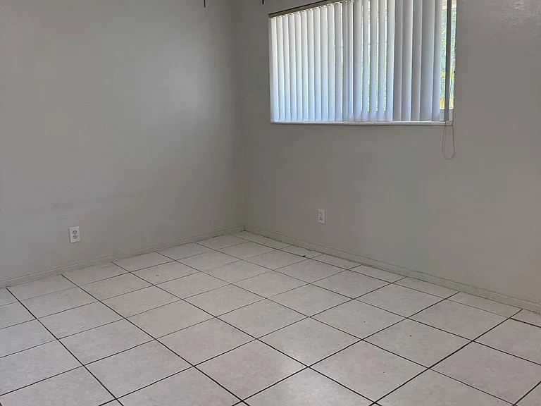 6400 NE 18th Ave #11 — Photo 10