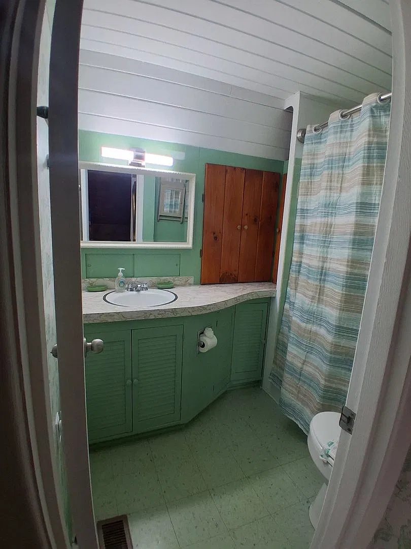 $1,650 - 2 Bedroom / 1.5 Bath Unfurnished A-Frame Cabin with a View of Glenville Lake — Photo 4