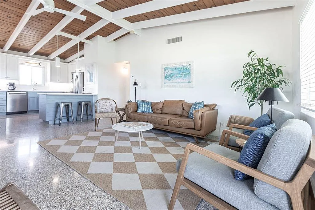 2 bed, 1.5 bath, 840 sqft, $6,300 — Photo 2