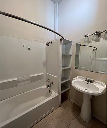 2nd image of 4433 Iberville St #A