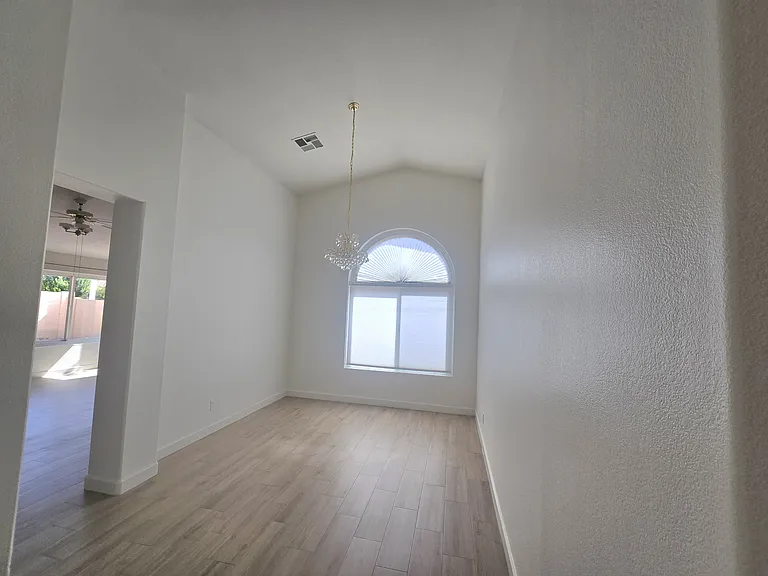 3220 W Sheffield Ave — Photo 14
