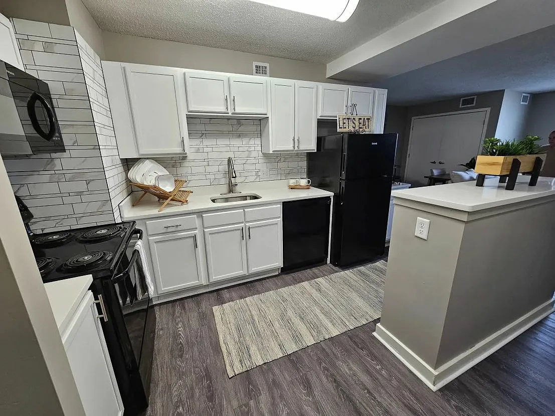 Walnut Tower Apartments — Photo 2