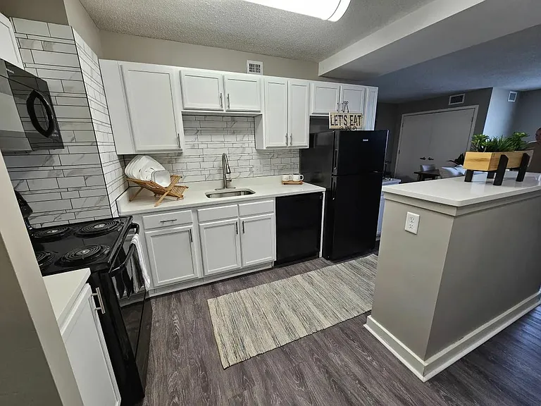 Walnut Tower Apartments — Photo 2