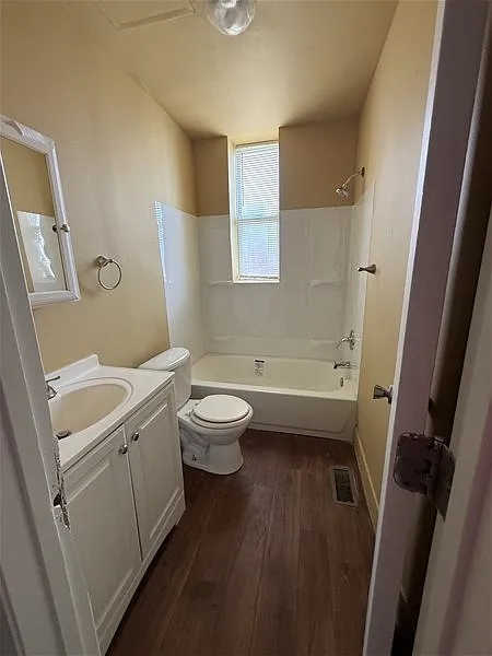 3 bed, 2.0 bath, 1300 sqft, $1,400 — Photo 4