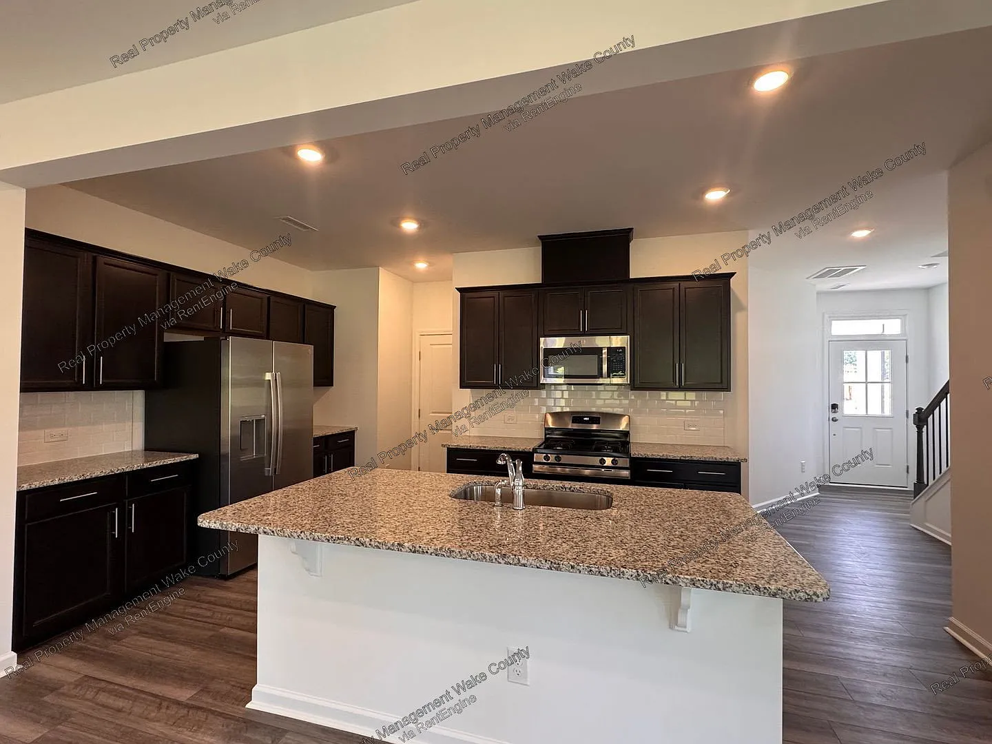 3 bed, 2.5 bath, 1924 sqft, $2,050 — Photo 2