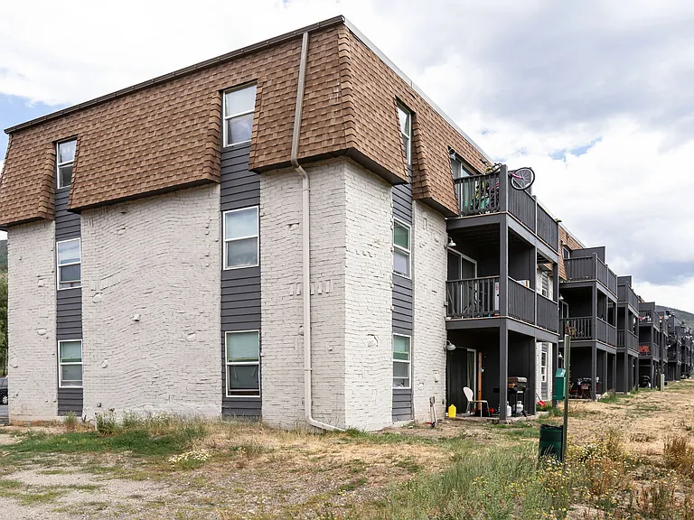 Straight Creek Apartments — Photo 11