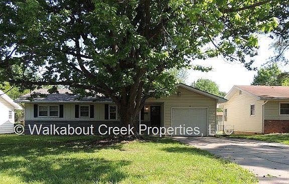 FRONT OF HOUSE VIEW 2