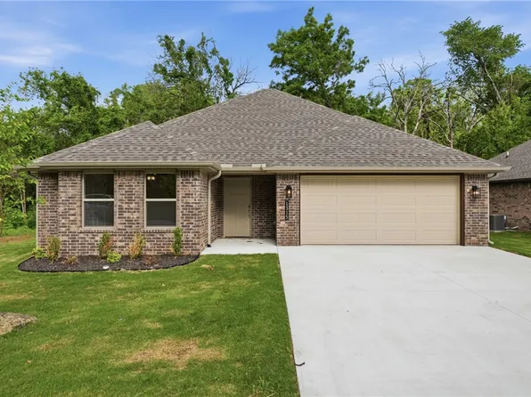 1315 Valley Dr, Gentry, AR 72734