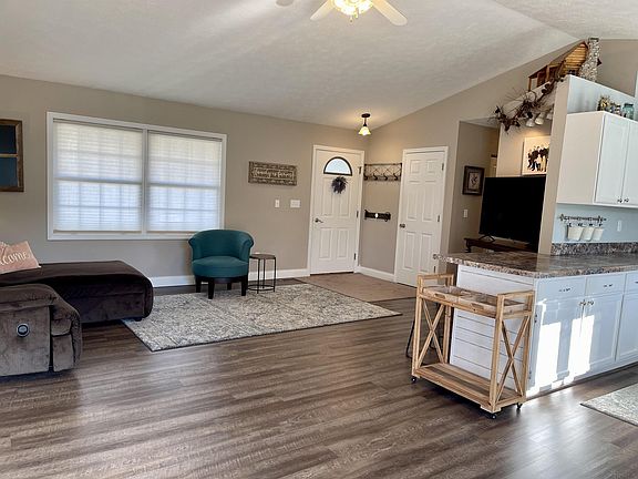 4th image of 872 E Clover Dr