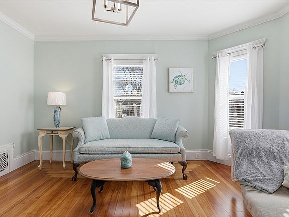 2nd image of 4 Valley Rd Unit 4