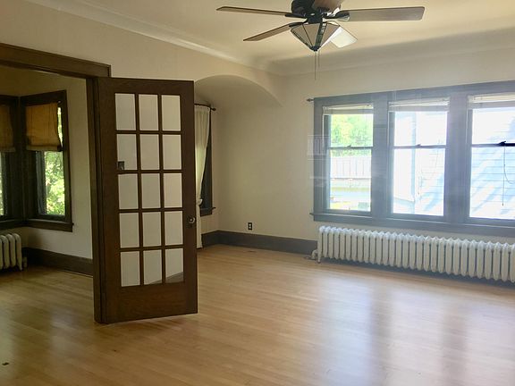 3rd image of 1905 E Menlo Blvd